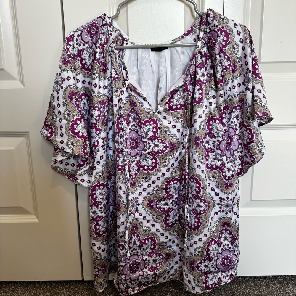 Ann Taylor 
Tile Flounce Sleeve Popover size L